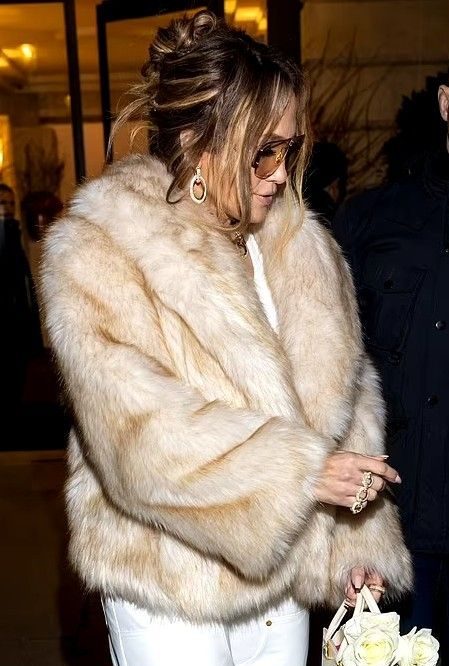 Will the real fox fur coats be a trend this year? - WGLUVF